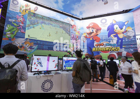 Chiba, Japan. 12 Sep, 2019. Besucher Test das offizielle Videospiel der Olympischen Spiele 2020 in Tokio während der Tokyo Game Show (TGS) 2019 in Makuhari Messe. Die Veranstaltung stellt neue Technologien wie 5G-Netzwerk und dem neuen video Spiele für Smartphones, Spielkonsolen, VR/AR-Plattformen und ESPORT. Die Veranstalter rechnen mit mehr als 250.000 Besucher die Veranstaltung, die für 4 Tage läuft bis zum 15. September teilnehmen. Credit: Rodrigo Reyes Marin/ZUMA Draht/Alamy leben Nachrichten Stockfoto