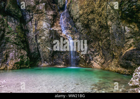 Panorama der Kathedrale Wasserfall, die Kathedrale, in der Nähe des Flusses Koritnica im Triglav National Park. Log pod Mangartom, Bovec, Slowenien. Europa Stockfoto