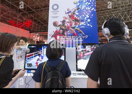 Chiba, Japan. 12 Sep, 2019. Besucher Test das offizielle Videospiel der Olympischen Spiele 2020 in Tokio während der Tokyo Game Show (TGS) 2019 in Makuhari Messe. Die Veranstaltung stellt neue Technologien wie 5G-Netzwerk und dem neuen video Spiele für Smartphones, Spielkonsolen, VR/AR-Plattformen und ESPORT. Die Veranstalter rechnen mit mehr als 250.000 Besucher die Veranstaltung, die für 4 Tage läuft bis zum 15. September teilnehmen. Credit: Rodrigo Reyes Marin/ZUMA Draht/Alamy leben Nachrichten Stockfoto