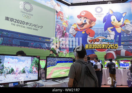 Chiba, Japan. 12 Sep, 2019. Besucher Test das offizielle Videospiel der Olympischen Spiele 2020 in Tokio während der Tokyo Game Show (TGS) 2019 in Makuhari Messe. Die Veranstaltung stellt neue Technologien wie 5G-Netzwerk und dem neuen video Spiele für Smartphones, Spielkonsolen, VR/AR-Plattformen und ESPORT. Die Veranstalter rechnen mit mehr als 250.000 Besucher die Veranstaltung, die für 4 Tage läuft bis zum 15. September teilnehmen. Credit: Rodrigo Reyes Marin/ZUMA Draht/Alamy leben Nachrichten Stockfoto