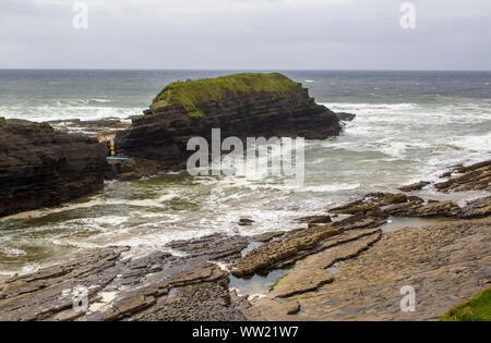 Stürmische Meere Bruch auf dem Felsen und die Bucht bei bundoran an der Atlantikküste im Nordwesten von Irland Stockfoto