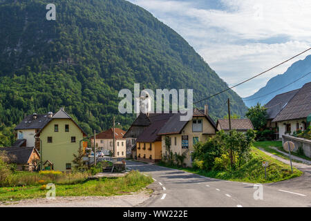 Straße Szenario der Dorf Log pod Mangartom von Norden Richtung Predil Pass mit den Julischen Alpen. Bovec, Slowenien, Europa. Stockfoto