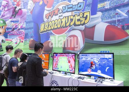 Chiba, Japan. 12 Sep, 2019. Besucher Test das offizielle Videospiel der Olympischen Spiele 2020 in Tokio während der Tokyo Game Show (TGS) 2019 in Makuhari Messe. Die Veranstaltung stellt neue Technologien wie 5G-Netzwerk und dem neuen video Spiele für Smartphones, Spielkonsolen, VR/AR-Plattformen und ESPORT. Die Veranstalter rechnen mit mehr als 250.000 Besucher die Veranstaltung, die für 4 Tage läuft bis zum 15. September teilnehmen. Credit: Rodrigo Reyes Marin/ZUMA Draht/Alamy leben Nachrichten Stockfoto