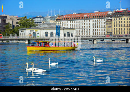 Transport am Genfer See. Gelbe und rote Mouettes Genevoises Navigation Boot, eine öffentliche Verkehrsmittel Boot unterwegs über den See in Genf, Schweiz Stockfoto