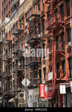 New York Architektur, Blick auf die typischen New Yorker Gebäude aus dem 19. Jahrhundert mit dem Feuer entkommen Leitern angebracht, Lower East Side Street, New York City, USA Stockfoto