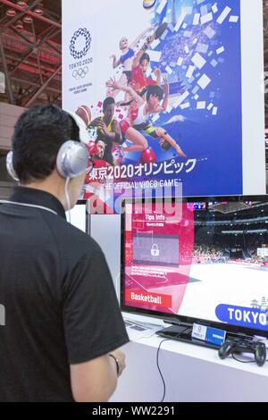 Chiba, Japan. 12 Sep, 2019. Ein Besucher Tests das offizielle Videospiel der Olympischen Spiele 2020 in Tokio während der Tokyo Game Show (TGS) 2019 in Makuhari Messe. Die Veranstaltung stellt neue Technologien wie 5G-Netzwerk und dem neuen video Spiele für Smartphones, Spielkonsolen, VR/AR-Plattformen und ESPORT. Die Veranstalter rechnen mit mehr als 250.000 Besucher die Veranstaltung, die für 4 Tage läuft bis zum 15. September teilnehmen. Credit: Rodrigo Reyes Marin/ZUMA Draht/Alamy leben Nachrichten Stockfoto