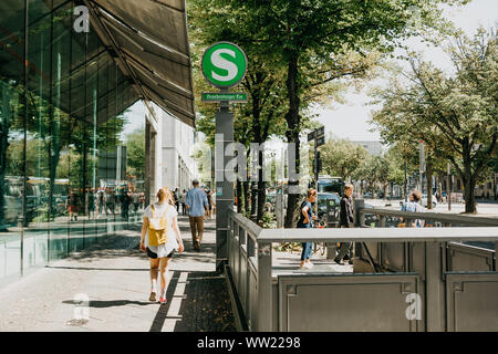 Deutschland, Berlin, 14. August 2019: Straße der Stadt. Menschen gehen über ihr Geschäft in der Nähe der Eingang zur U-Bahn. Stockfoto