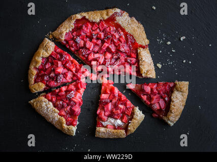 Leckere süße Erdbeere Kuchen mit frischen Erdbeeren auf dunklem Hintergrund Stockfoto