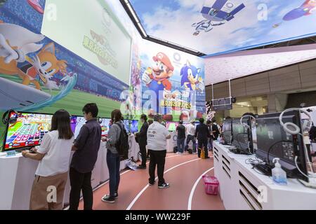 Chiba, Japan. 12 Sep, 2019. Besucher Test das offizielle Videospiel der Olympischen Spiele 2020 in Tokio während der Tokyo Game Show (TGS) 2019 in Makuhari Messe. Die Veranstaltung stellt neue Technologien wie 5G-Netzwerk und dem neuen video Spiele für Smartphones, Spielkonsolen, VR/AR-Plattformen und ESPORT. Die Veranstalter rechnen mit mehr als 250.000 Besucher die Veranstaltung, die für 4 Tage läuft bis zum 15. September teilnehmen. Credit: Rodrigo Reyes Marin/ZUMA Draht/Alamy leben Nachrichten Stockfoto