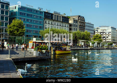 Transport am Genfer See. Gelbe und rote Mouettes Genevoises Navigation Boot, eine öffentliche Verkehrsmittel Boot unterwegs über den See in Genf, Schweiz Stockfoto