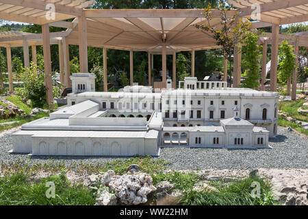 Bachtschyssaraj, Krim, Russland - Juli 22, 2019: Das Modell der Liwadia-palast im bachtschissarai Miniaturpark "Krim in Miniatur auf dem Palm ', Krim Stockfoto
