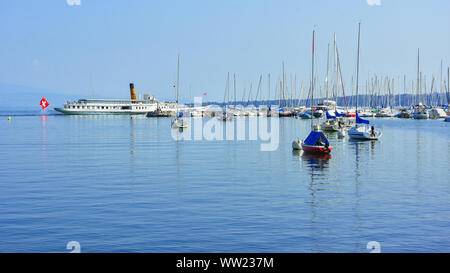 Schöne Panorama der Leman See und den Hafen Marina in Genf, Schweiz Stockfoto