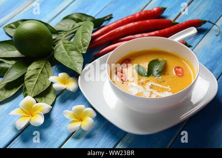 Thai würziger Kürbis und Kokosmilch Suppe mit kaffernlimette Blätter, roter Chili und Galgant Wurzel Pulver. Vegan, gesundes Essen, Glutenfrei. Paläo-Diät Stockfoto