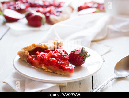 Leckere süße Erdbeere Kuchen mit frischen Erdbeeren auf weißem Holztisch Stockfoto
