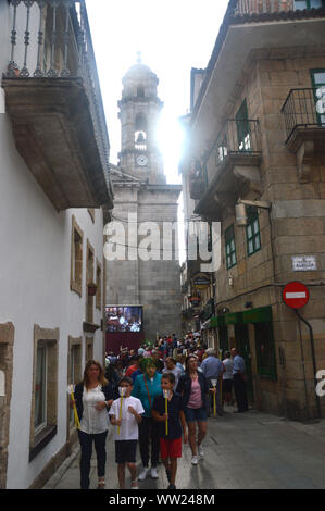 Die Menschen verlassen die Stiftskirche Santa Maria in der Altstadt von Vigo, North West Spanien, EU. Stockfoto