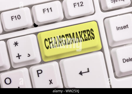 Konzeptionelle Handschrift zeigt Changemakers. Konzept Bedeutung junger Türke Influencers Acitivists Urbanisierung Mode Gen X Weiß pc-Tastatur mit Hinweis Stockfoto