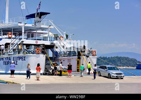 Passagiere und Autos aussteigen aus einer Fähre im Neuen Hafen von Korfu, Korfu, Korfu, Kerkira, Griechenland, Ionische Inseln Stockfoto