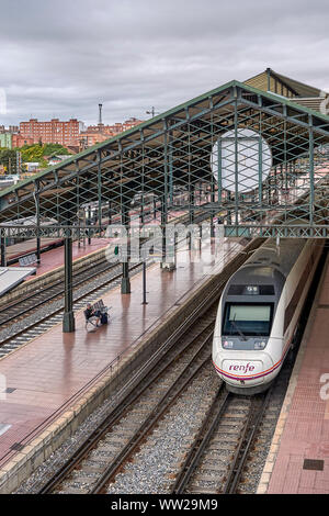 Die renfe Vogel in Campo Grande Station, auch bekannt als der North Station, der Hauptbahnhof in der spanischen Stadt Valladolid, Kastilien und Leon Stockfoto