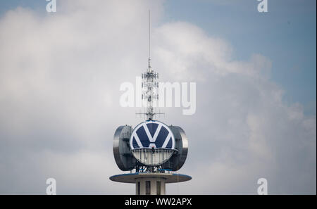 Hannover, Deutschland. 12 Sep, 2019. Arbeitnehmer Abrollen der neue Volkswagen Logo auf dem vwn Turm von Volkswagen Nutzfahrzeuge. Auf der im Volksmund als "Telemoritz" die drei riesigen VW-Logos sind derzeit ausgetauscht werden. Volkswagen hat sein Logo mehr einfach entworfen und ist nun Austausch weltweit. Credit: Julian Stratenschulte/dpa/Alamy leben Nachrichten Stockfoto