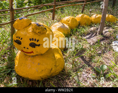 Stein caterpillar Abbildung in eine Parklandschaft design Stockfoto