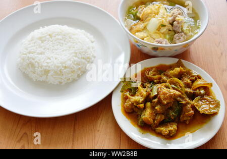 Reis essen mit würzigen Rühren gebratene Wildschwein Curry und ei Suppe Stockfoto