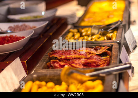 Frühstücksbuffet in einem chinesischen Hotel. Closeup Speck auf verschwommenen Hintergrund der Fächer. Das Frühstück wird im Hotel enthalten. Stockfoto