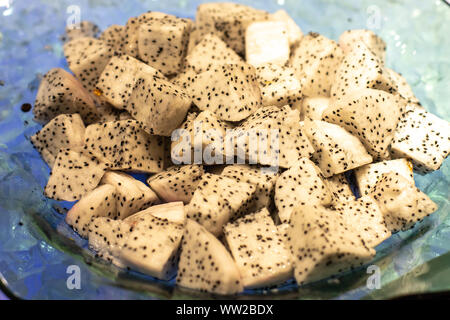 Drachenfrucht, auch Pitahaya oder Erdbeere Birne genannt, ist eine tropische Frucht. Drachenfrucht in Würfel geschnitten. Stockfoto