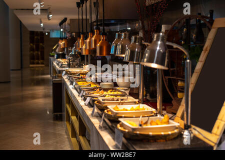 Frühstücksbuffet in einem chinesischen Hotel. Verschwommenen Hintergrund der Fächer. Das Frühstück wird im Hotel enthalten. Stockfoto
