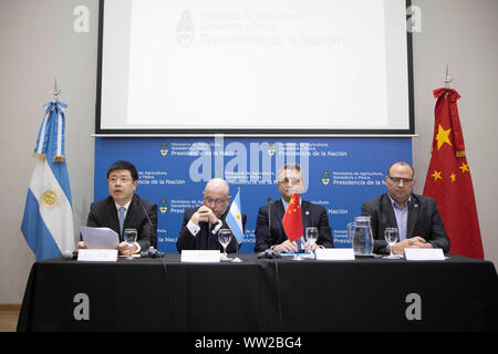 Buenos Aires, Argentinien. 11 Sep, 2019. Chinas Botschafter in Argentinien Zou Xiaoli (1. L) spricht auf einer Pressekonferenz in Buenos Aires, Argentinien, Sept. 11, 2019. Argentinien und China am Mittwoch ein Abkommen unterzeichnet, die den Weg für die Soja in Argentinien Mahlzeit Ausfuhren in den chinesischen Markt ebnet. Quelle: Martin Zabala/Xinhua/Alamy leben Nachrichten Stockfoto