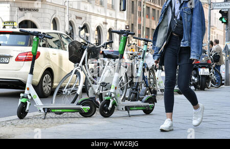 Berlin, Deutschland. 11 Sep, 2019. E-Scooter, Fahrräder und ein Motorrad stehen auf einem Bürgersteig in der Französischen Straße. Foto: Jens Kalaene/dpa-Zentralbild/ZB/dpa/Alamy leben Nachrichten Stockfoto