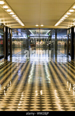 Berlin, Deutschland. 11 Sep, 2019. Die U-Bahn Eingang der Galeries Lafayette im Quartier 206. Die 'Kunst und Mode Haus Quartier 206, bildet das Zentrum des Friedrichstadt Passagen. Foto: Jens Kalaene/dpa-Zentralbild/ZB/dpa/Alamy leben Nachrichten Stockfoto