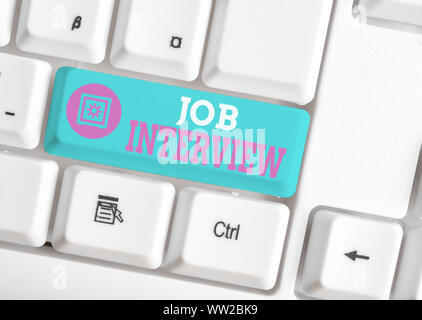Schreiben Hinweis Übersicht Job Interview. Business Konzept für Fragen zur Bewertung Antworten Einstellung Beschäftigung Panel Weiß pc-Tastatur mit Hinweis Papier oben Stockfoto