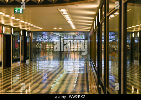 Berlin, Deutschland. 11 Sep, 2019. Die U-Bahn Eingang der Galeries Lafayette im Quartier 206. Die 'Kunst und Mode Haus Quartier 206, bildet das Zentrum des Friedrichstadt Passagen. Foto: Jens Kalaene/dpa-Zentralbild/ZB/dpa/Alamy leben Nachrichten Stockfoto