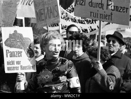 Mehrere hundert Bürgerinnen und Bürger aus Nürnberg Protest am 14. März 1973 in Bonn gegen eine US-Truppenübungsplatz im Nürnberger Reichswald. | Verwendung weltweit Stockfoto