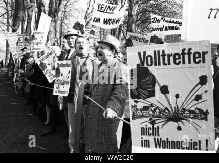 Mehrere hundert Bürgerinnen und Bürger aus Nürnberg Protest am 14. März 1973 in Bonn gegen eine US-Truppenübungsplatz im Nürnberger Reichswald. | Verwendung weltweit Stockfoto