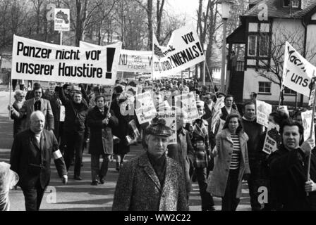 Mehrere hundert Bürgerinnen und Bürger aus Nürnberg Protest am 14. März 1973 in Bonn gegen eine US-Truppenübungsplatz im Nürnberger Reichswald. | Verwendung weltweit Stockfoto