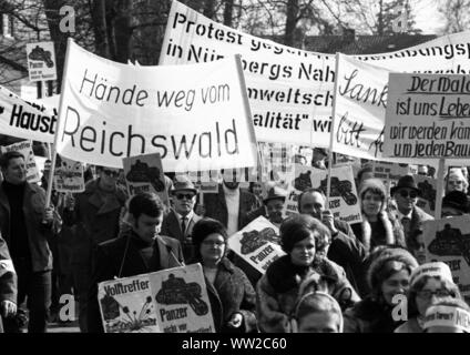 Mehrere hundert Bürgerinnen und Bürger aus Nürnberg Protest am 14. März 1973 in Bonn gegen eine US-Truppenübungsplatz im Nürnberger Reichswald. | Verwendung weltweit Stockfoto