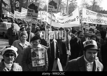 Mehrere hundert Bürgerinnen und Bürger aus Nürnberg Protest am 14. März 1973 in Bonn gegen eine US-Truppenübungsplatz im Nürnberger Reichswald. | Verwendung weltweit Stockfoto