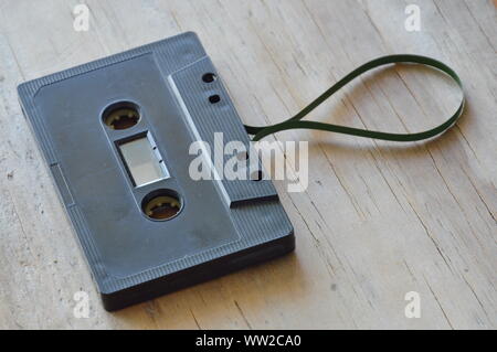 Magnetband von Kassette auf Holzbrett Stockfoto