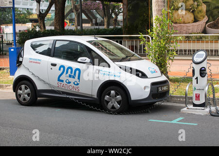 EV-Ladestation am zugelassenen Straßenrand für das Aufladen eines Elektroautos. Singapur, Südostasien Stockfoto