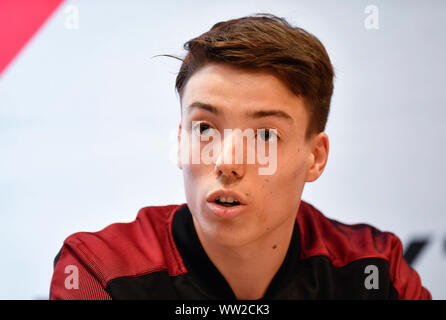 Stuttgart, Deutschland. 12 Sep, 2019. Gymnastik: WM, Medien Tag der Deutschen Gymnastik Mannschaft für die WM: Karim Rida nimmt teil an einer Pressekonferenz der Deutschen Turnerinnen und Turner. Quelle: Thomas Kienzle/dpa/Alamy leben Nachrichten Stockfoto