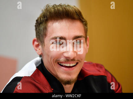 Stuttgart, Deutschland. 12 Sep, 2019. Gymnastik: WM, Medien Tag der Deutschen Gymnastik Mannschaft für die WM: Nick Klessing spricht auf der Pressekonferenz der Deutschen Turnerinnen und Turner. Quelle: Thomas Kienzle/dpa/Alamy leben Nachrichten Stockfoto