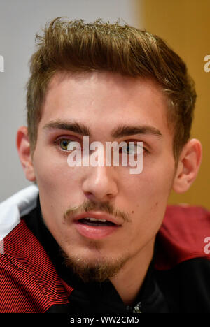 Stuttgart, Deutschland. 12 Sep, 2019. Gymnastik: WM, Medien Tag der Deutschen Gymnastik Mannschaft für die WM: Nick Klessing spricht auf der Pressekonferenz der Deutschen Turnerinnen und Turner. Quelle: Thomas Kienzle/dpa/Alamy leben Nachrichten Stockfoto