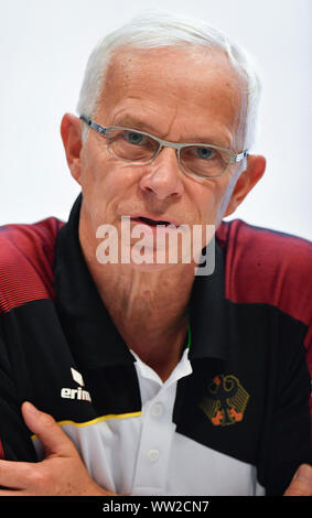 Stuttgart, Deutschland. 12 Sep, 2019. Gymnastik: WM, Medien Tag der Deutschen Gymnastik Mannschaft für die WM: Andreas Hirsch, Head Coach der Deutschen Turner, spricht bei einer Pressekonferenz. Quelle: Thomas Kienzle/dpa/Alamy leben Nachrichten Stockfoto