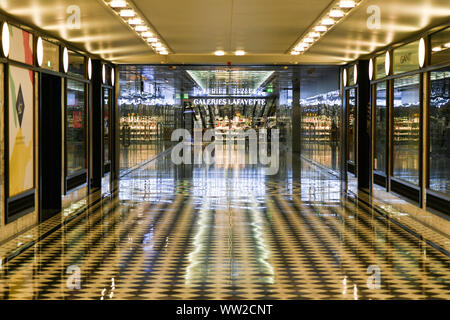 Berlin, Deutschland. 11 Sep, 2019. Die U-Bahn Eingang der Galeries Lafayette im Quartier 206. Die 'Kunst und Mode Haus Quartier 206, bildet das Zentrum des Friedrichstadt Passagen. Foto: Jens Kalaene/dpa-Zentralbild/ZB/dpa/Alamy leben Nachrichten Stockfoto