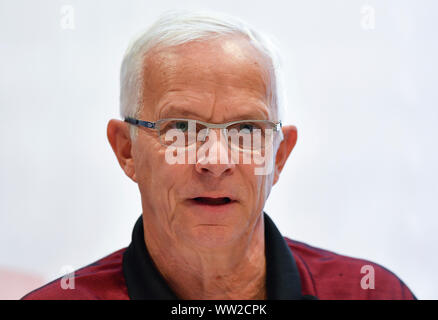 Stuttgart, Deutschland. 12 Sep, 2019. Gymnastik: WM, Medien Tag der Deutschen Gymnastik Mannschaft für die WM: Andreas Hirsch, Head Coach der Deutschen Turner, spricht bei einer Pressekonferenz. Quelle: Thomas Kienzle/dpa/Alamy leben Nachrichten Stockfoto