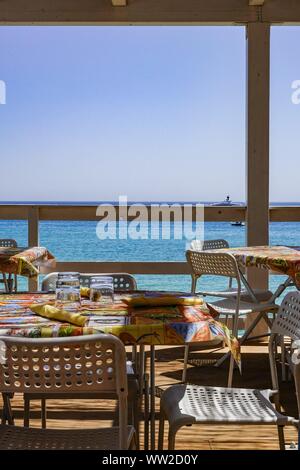 Syrakus, Sizilien, Italien ein Restaurant am Meer auf die Insel Ortygia oder Insel Ortigia | Verwendung weltweit Stockfoto