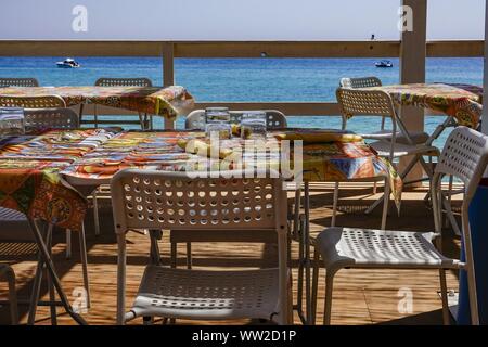 Syrakus, Sizilien, Italien ein Restaurant am Meer auf die Insel Ortygia oder Insel Ortigia | Verwendung weltweit Stockfoto