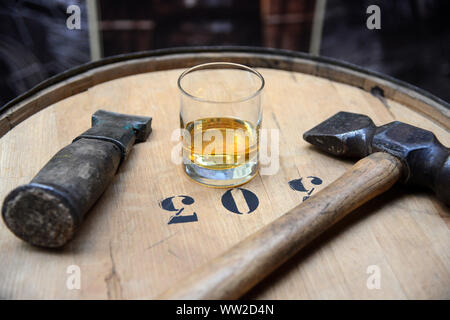 JON SAVAGE FOTOGRAFIE EIN GLAS Single Highland Malt Whisky AUF EINEN WHISKY CASK Stockfoto