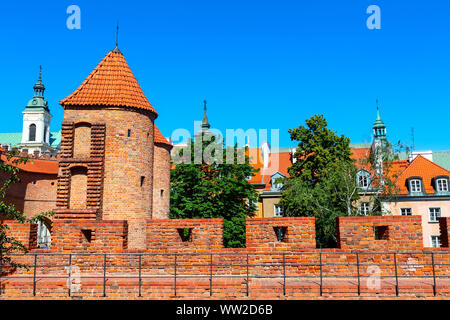 Warschau, Polen Barbican oder Barbakan befestigte XVI Jahrhundert Outpost mit der Verteidigung Wände in der historischen Altstadt Stockfoto